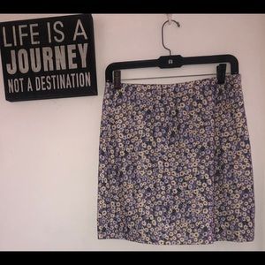 •Floral mini skirt •High rise •Spandex
